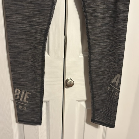 Abercrombie and Fitch Grey Leggings size small NWOT - Picture 3 of 5